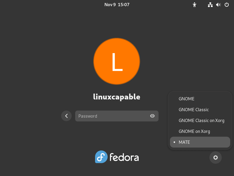 Screenshot depicting the option to switch to the MATE Desktop environment on Fedora's login menu.